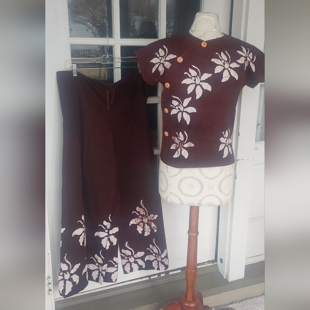 Vintage 70s Pacific Island 2-piece Brown and White Floral Set Size Small /med